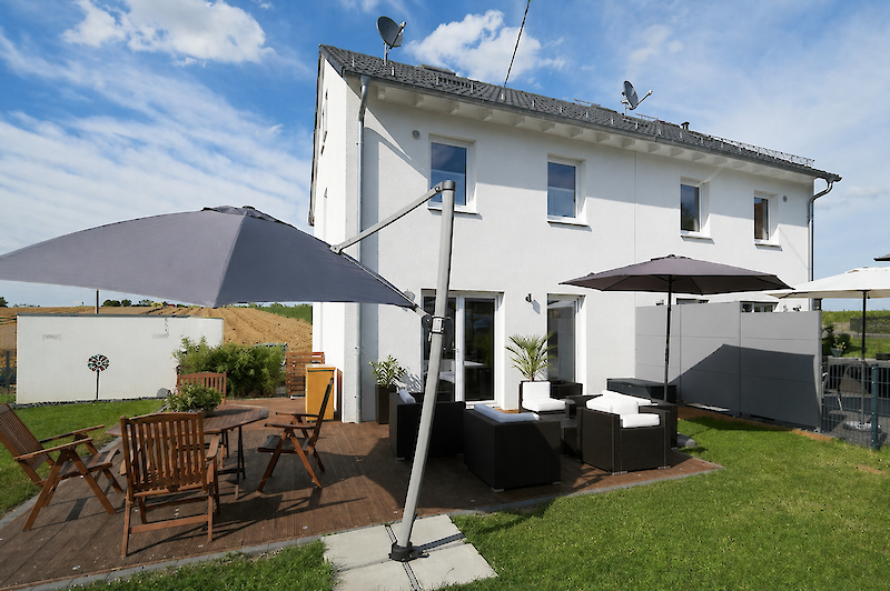 Familie, Doppelhaus, Terrasse, Sonnenschirm Kinder, Mann, Frau