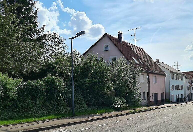 Abrisshaus mit Grundstück an Straße