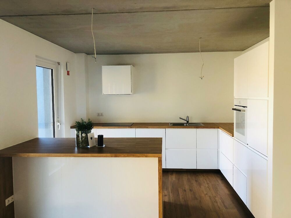 Einbauküche in Wohnung mit roher Betondecke